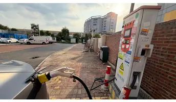 v.NEXT-mini 國標轉 CCS2 轉接頭連接 Tesla 與萬城萬充充電樁