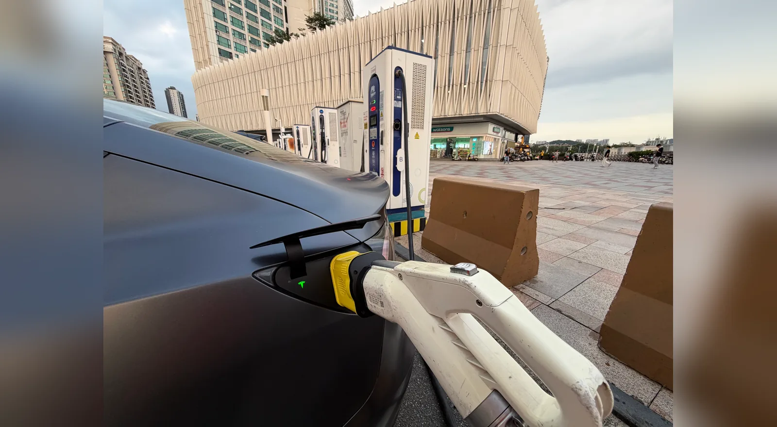 EV-BOY 轉接頭在珠海南方電網充電站的實際接駁照片